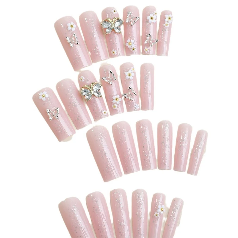 Kunstnagelset mit eleganten 3D-Blüten und Glitzerdetails Karnz