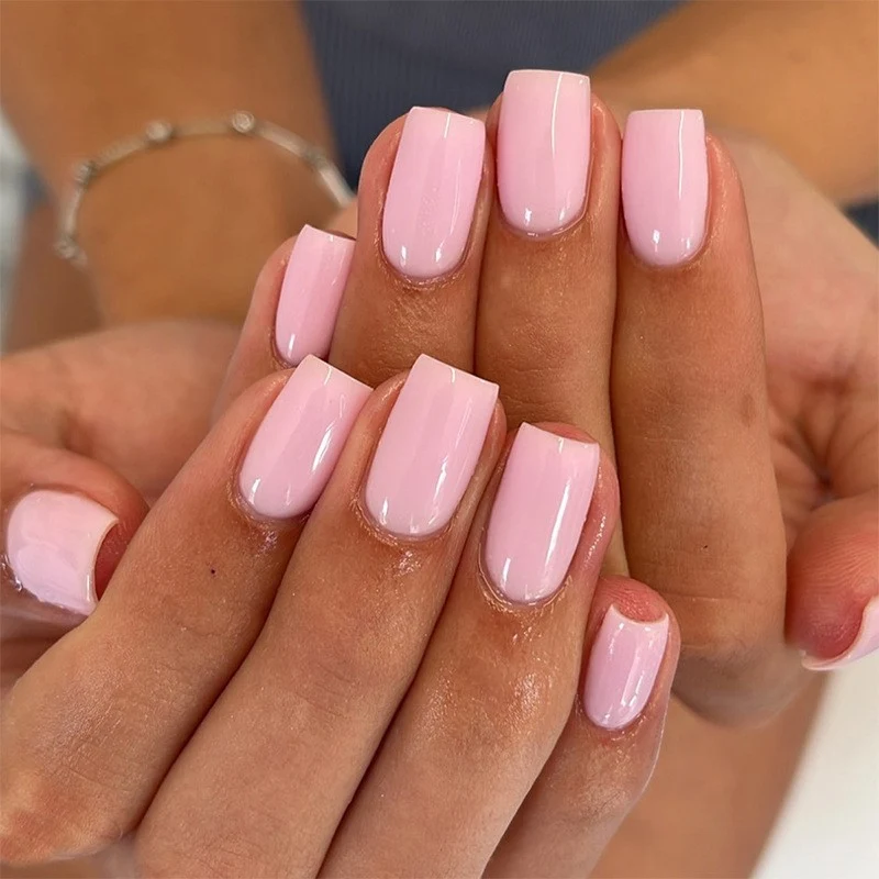 Kunstnagelset mit elegantem und natürlichem Finish Karnz