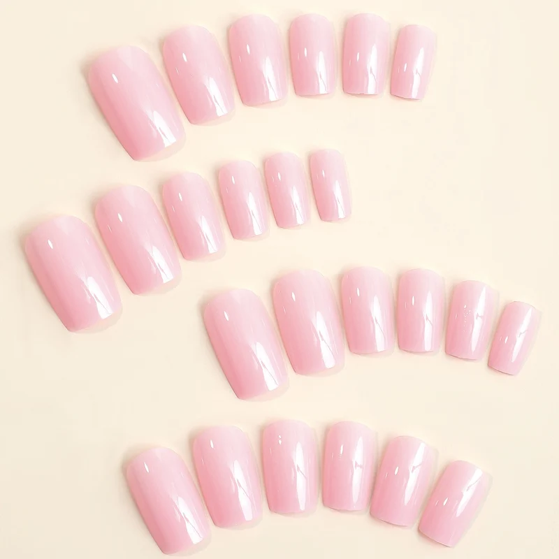 Kunstnagelset mit elegantem und natürlichem Finish Karnz