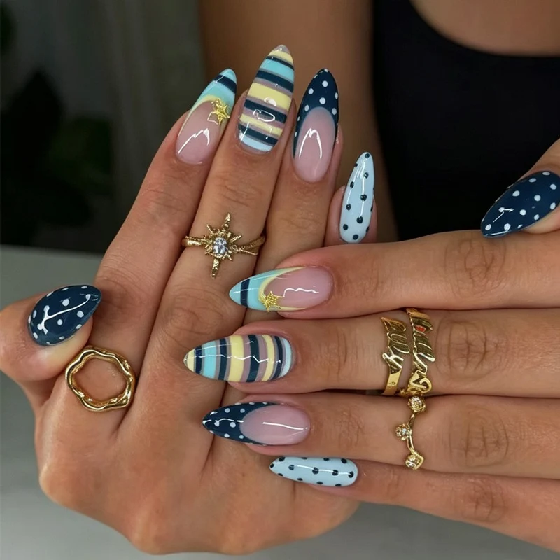 Kunstnagelset mit elegantem Streifen- und Punkte-Design Karnz
