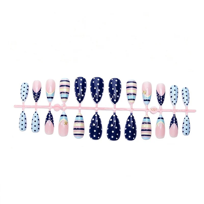 Kunstnagelset mit elegantem Streifen- und Punkte-Design Karnz