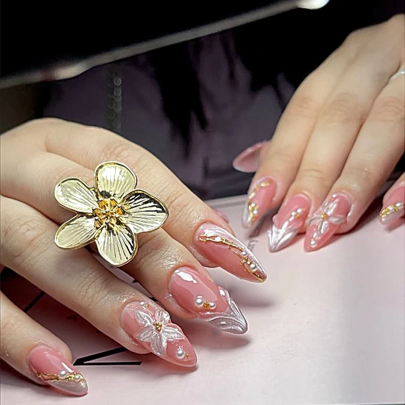Kunstnagelset mit elegantem Silberspitzen-Design und floralen Akzenten Karnz