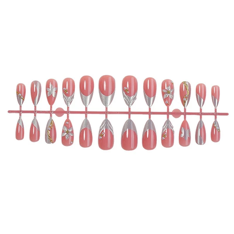 Kunstnagelset mit elegantem Silberspitzen-Design und floralen Akzenten Karnz