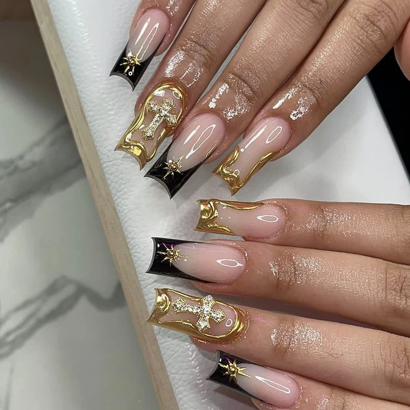 Kunstnagelset mit elegantem Schwarz-Blush-Design und 3D-Akzenten Karnz