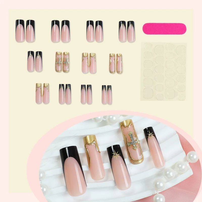 Kunstnagelset mit elegantem Schwarz-Blush-Design und 3D-Akzenten Karnz