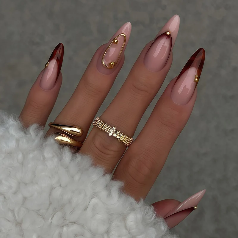 Kunstnagelset mit elegantem Ombre-Design und goldenen Akzenten Karnz