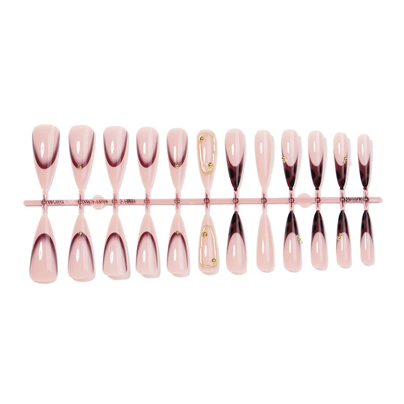 Kunstnagelset mit elegantem Ombre-Design und goldenen Akzenten Karnz