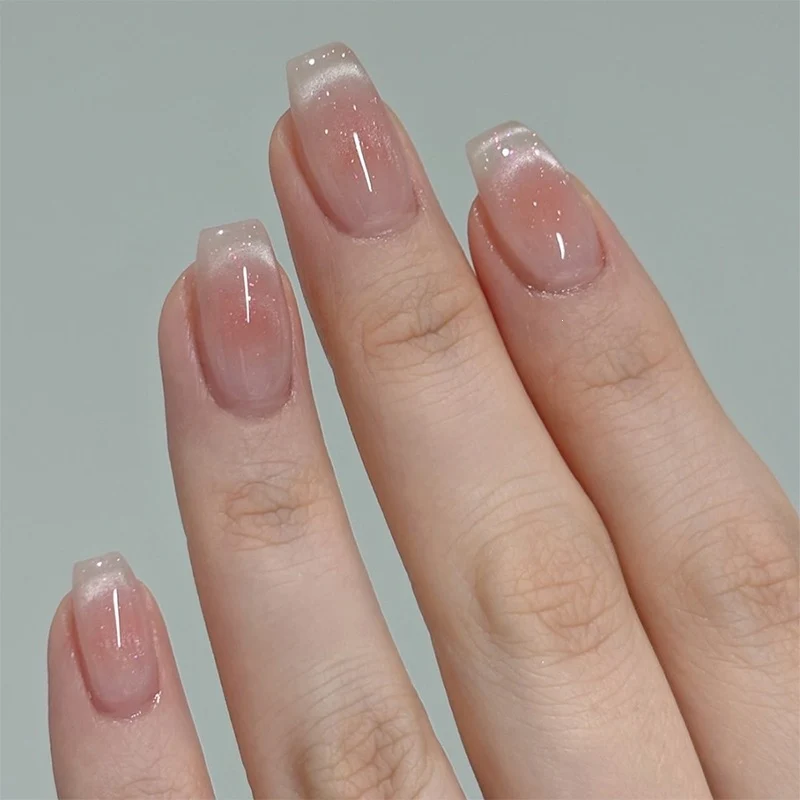 Kunstnagelset mit elegantem Ombre-Design Karnz