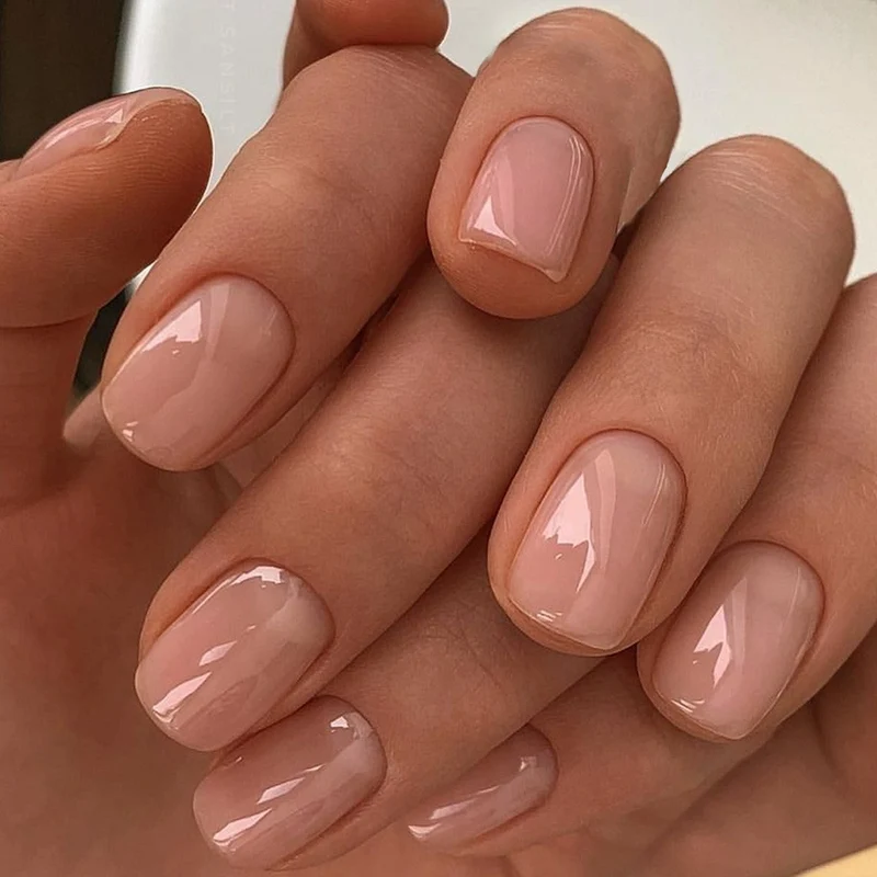 Kunstnagelset mit elegantem, natürlichem Finish Karnz