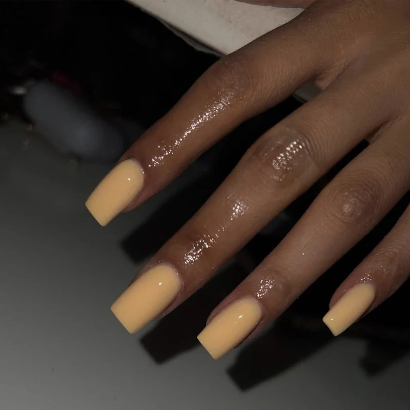 Kunstnagelset mit elegantem, natürlichem Finish Karnz