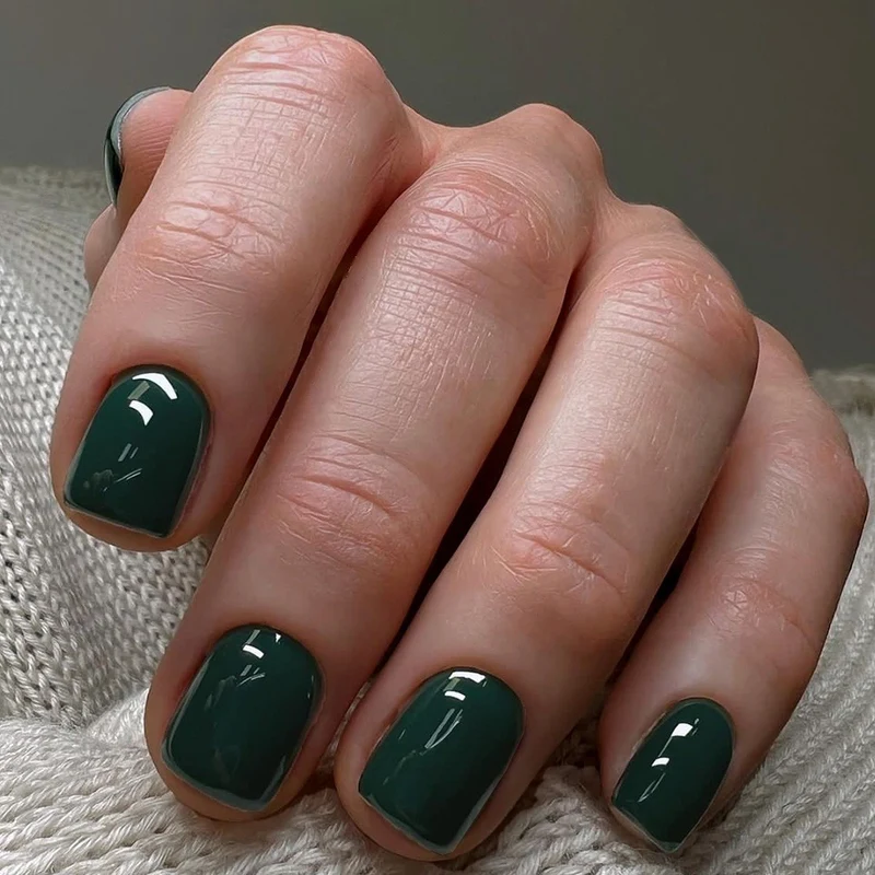 Kunstnagelset mit elegantem, natürlichem Finish Karnz