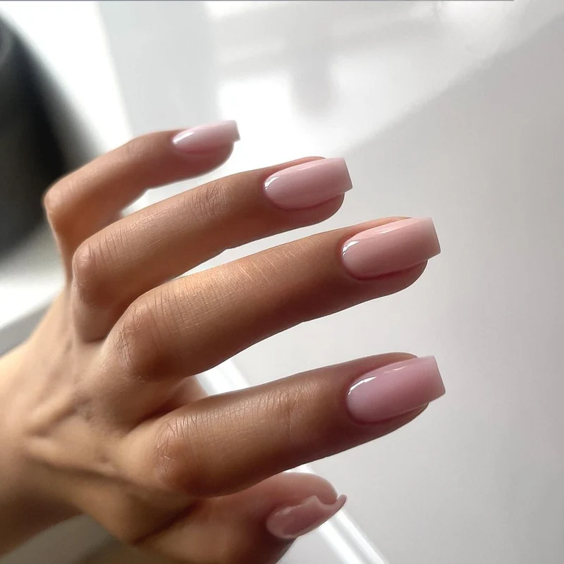 Kunstnagelset mit elegantem, natürlichem Finish Karnz