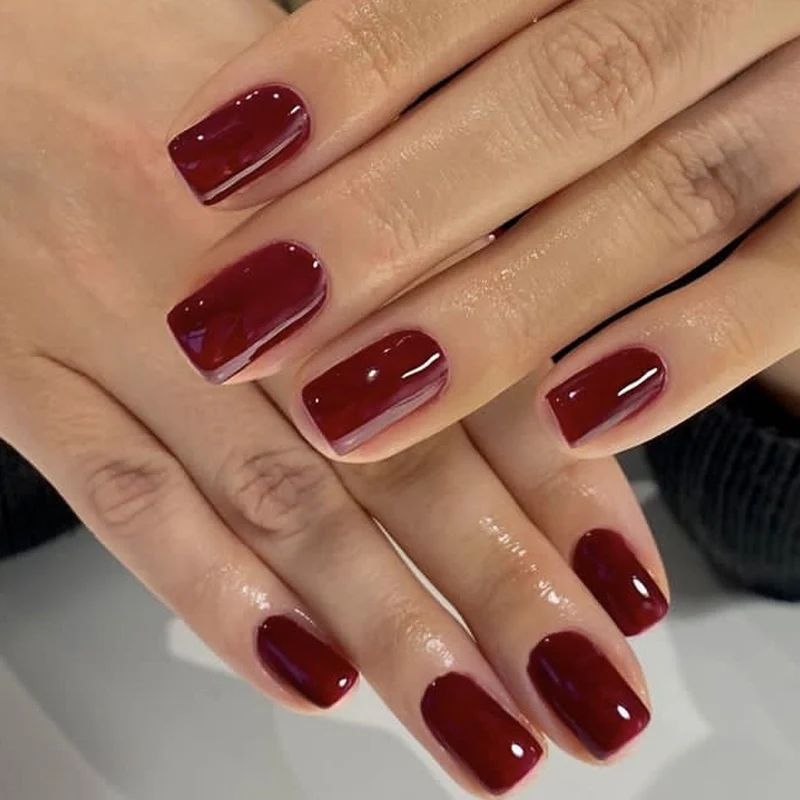 Kunstnagelset mit elegantem, natürlichem Finish Karnz