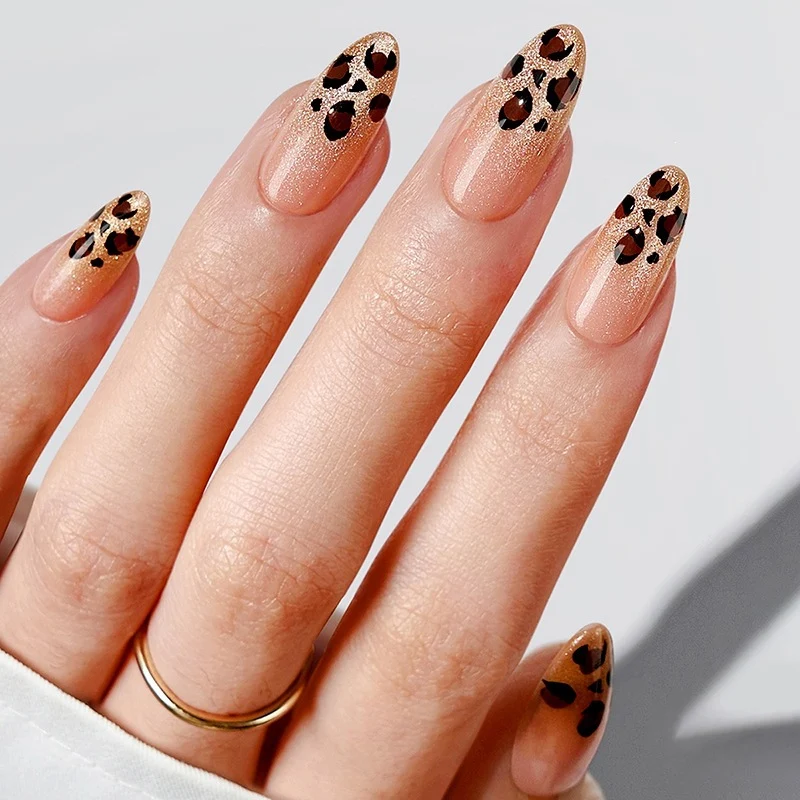 Kunstnagelset mit elegantem Leopardenmuster und Glitzerakzenten Karnz