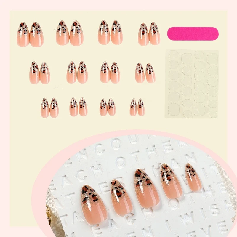 Kunstnagelset mit elegantem Leopardenmuster und Glitzerakzenten Karnz