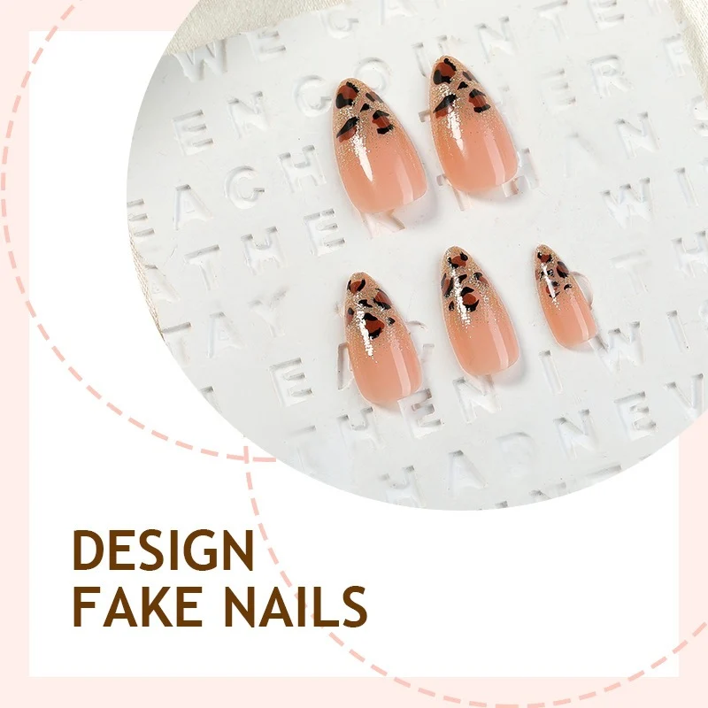Kunstnagelset mit elegantem Leopardenmuster und Glitzerakzenten Karnz