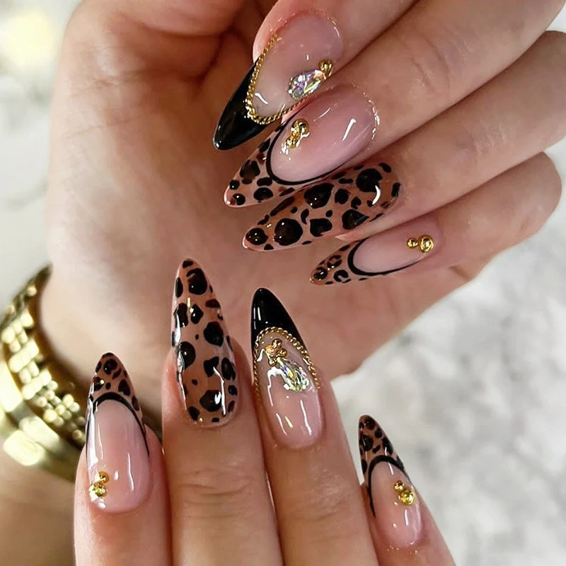 Kunstnagelset mit elegantem Leopardenmuster und glamourösen 3D-Elementen Karnz