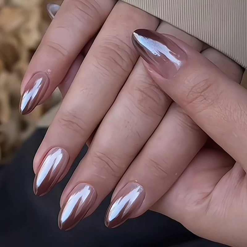 Kunstnagelset mit elegantem Hochglanz Ombre-Design und funkelnden Akzenten Karnz