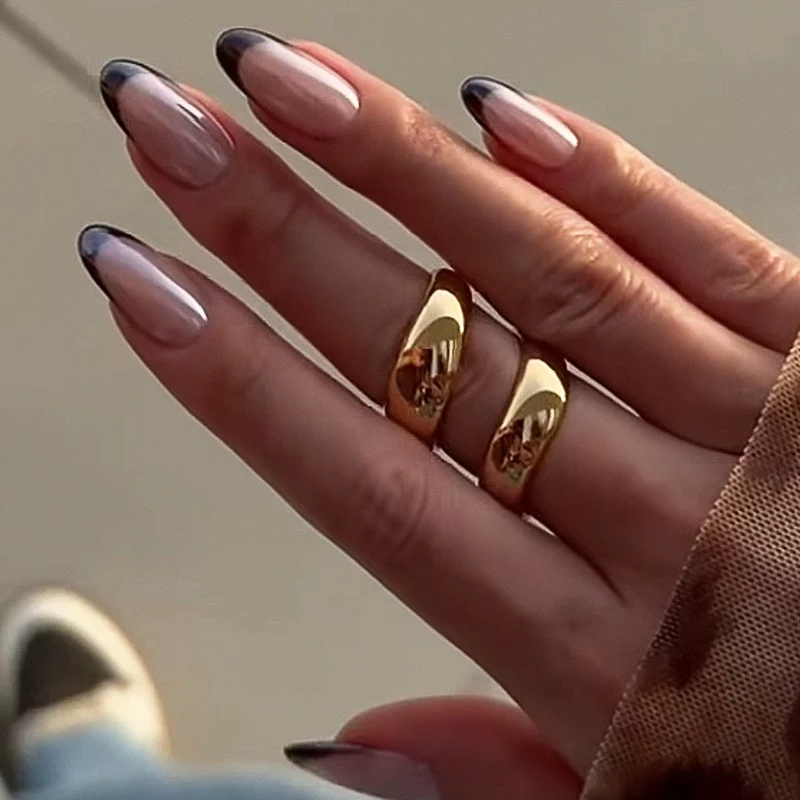 Kunstnagelset mit elegantem Hochglanz Ombre-Design und funkelnden Akzenten Karnz