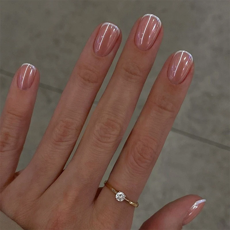 Kunstnagelset mit elegantem Hochglanz Ombre-Design und funkelnden Akzenten Karnz
