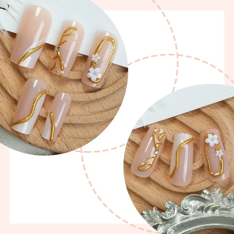 Kunstnagelset mit elegantem Goldakzent und floralen Designs Karnz