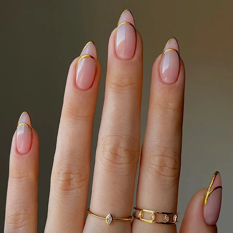 Kunstnagelset mit elegantem Goldakzent Karnz