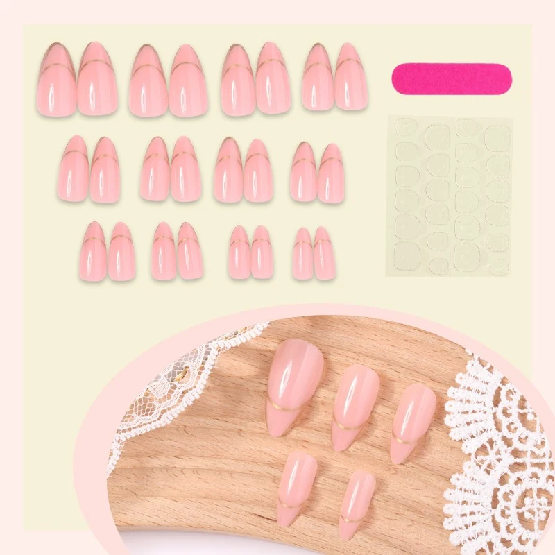 Kunstnagelset mit elegantem Goldakzent Karnz