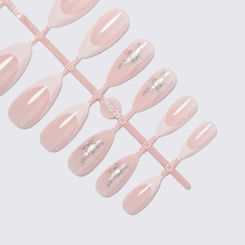 Kunstnagelset mit elegantem französischen Design und funkelnden Akzenten Karnz