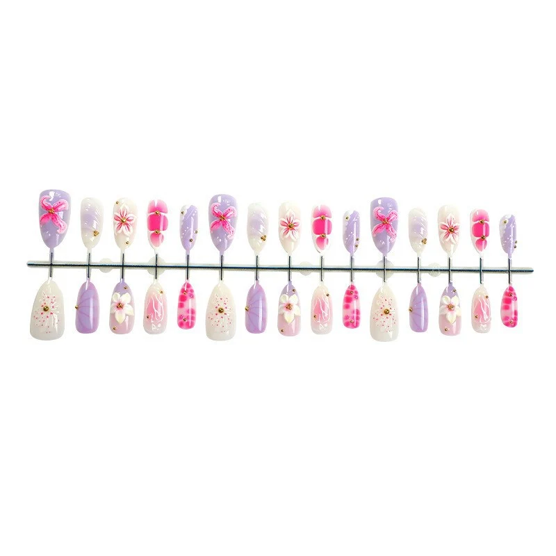 Kunstnagelset mit elegantem floralen Design und 3D-Akzenten Karnz