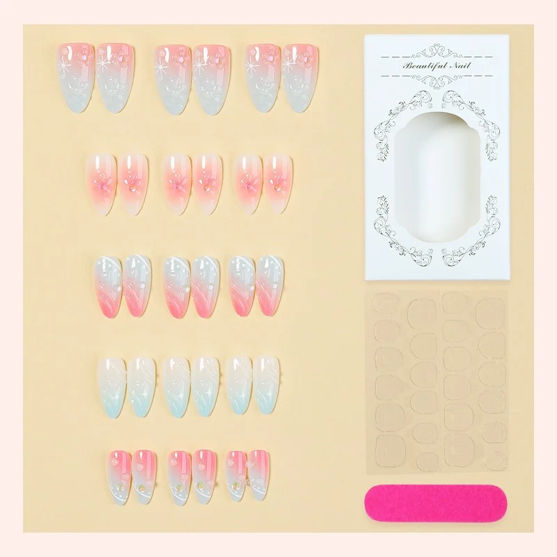 Kunstnagelset mit elegantem Farbverlauf und floralem Design Karnz