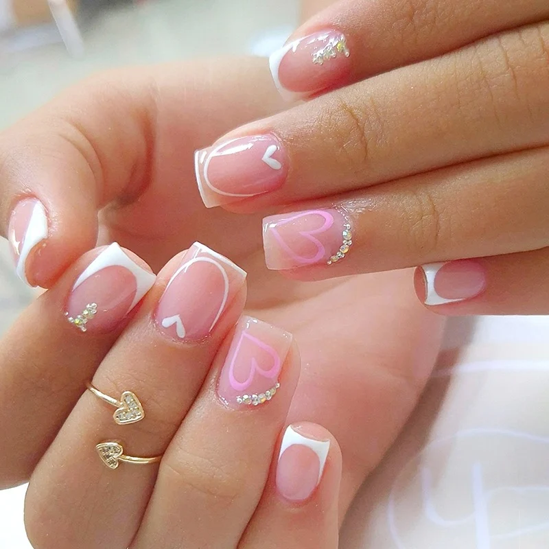 Kunstnagelset mit elegantem Design und funkelnden Akzenten Karnz