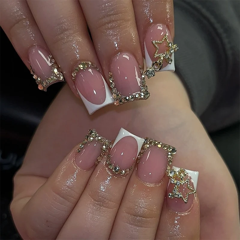Kunstnagelset mit elegantem Blüten-Design und Glitzerakzenten Karnz