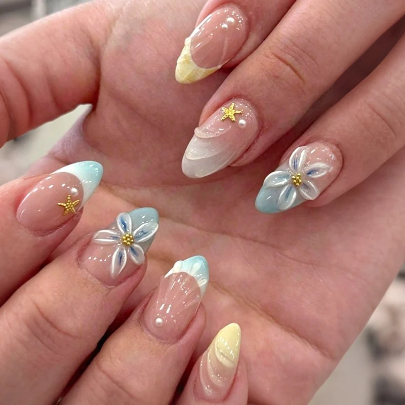 Kunstnagelset mit elegantem Blumendesign und stilvollen Farbverläufen Karnz