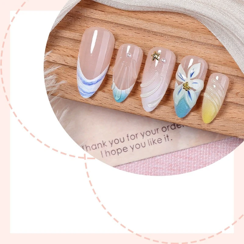 Kunstnagelset mit elegantem Blumendesign und stilvollen Farbverläufen Karnz