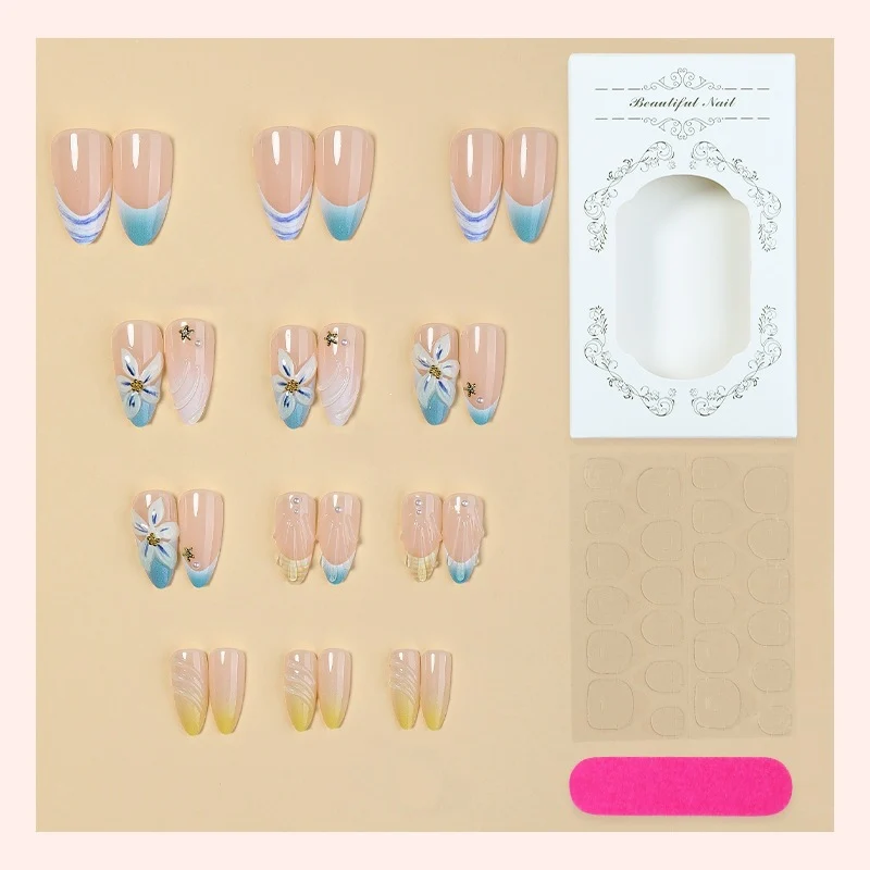 Kunstnagelset mit elegantem Blumendesign und stilvollen Farbverläufen Karnz