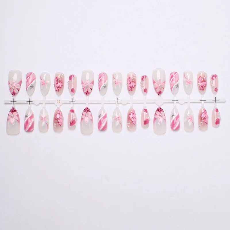 Kunstnagelset mit elegantem Blumen- und Glitzermuster Karnz