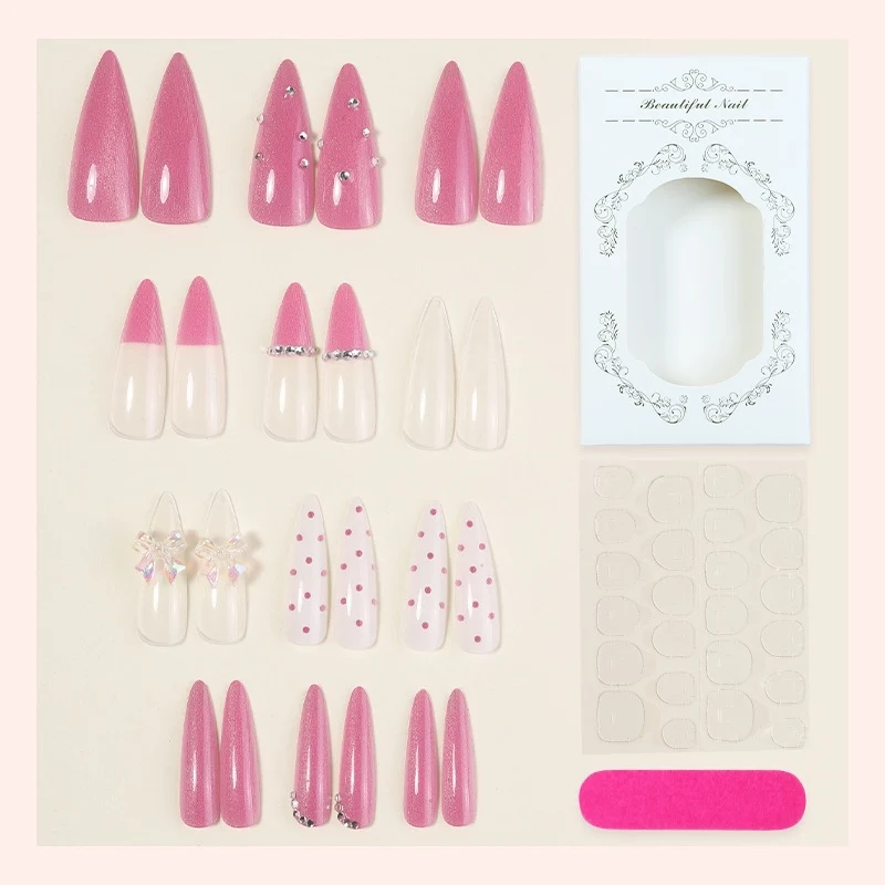 Kunstnagelset mit elegante Blüten- und Glitzerdetails Karnz