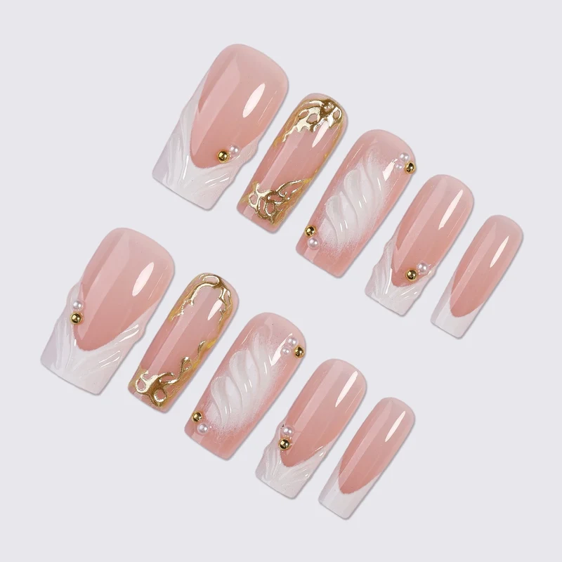 Kunstnagelset mit elegante 3D-Verzierungen und goldenen Akzenten Karnz