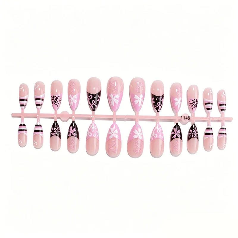 Kunstnagelset mit dekorativen blütenartigen und geometrischen Designs Karnz