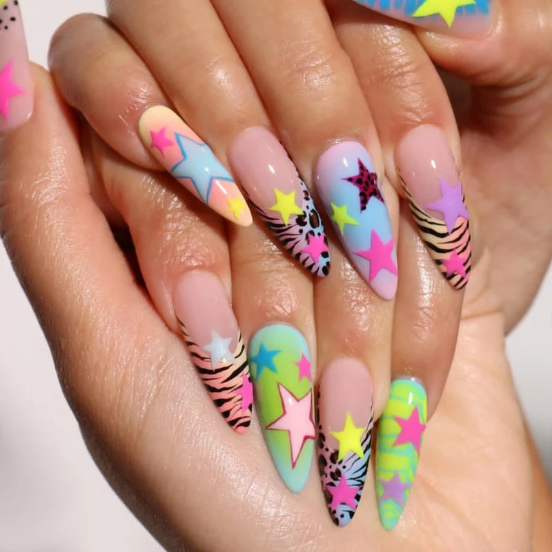 Kunstnagelset mit bunten Sternen- und Tiermotiven Karnz