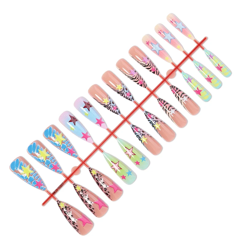 Kunstnagelset mit bunten Sternen- und Tiermotiven Karnz