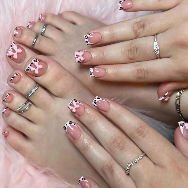 Kunstnagelset mit bunten Schleifen- und Leopardenmotiven Karnz