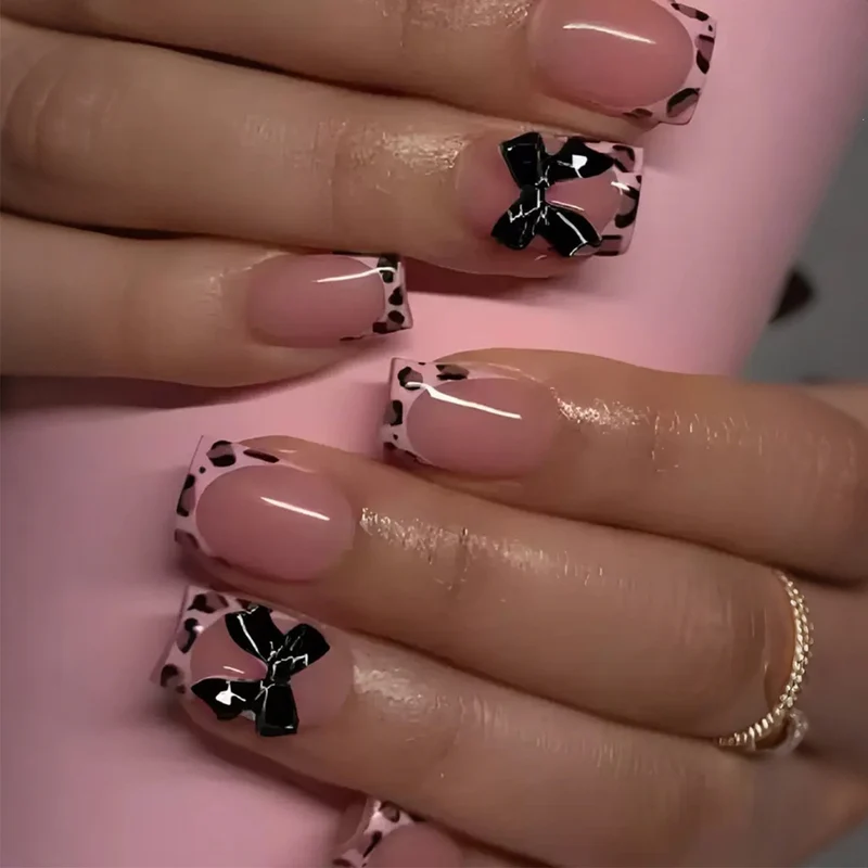 Kunstnagelset mit bunten Schleifen- und Leopardenmotiven Karnz