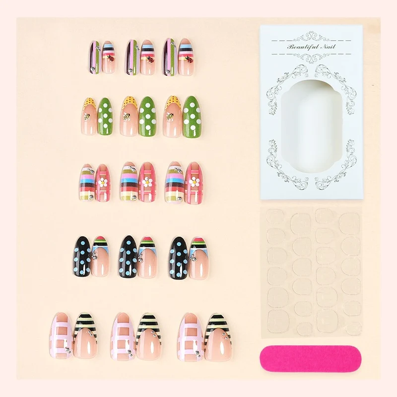 Kunstnagelset mit bunten Mustern und Glitzerdetails Karnz