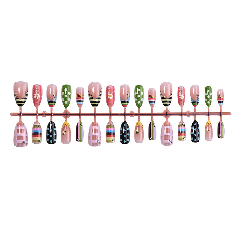Kunstnagelset mit bunten Mustern und Glitzerdetails Karnz