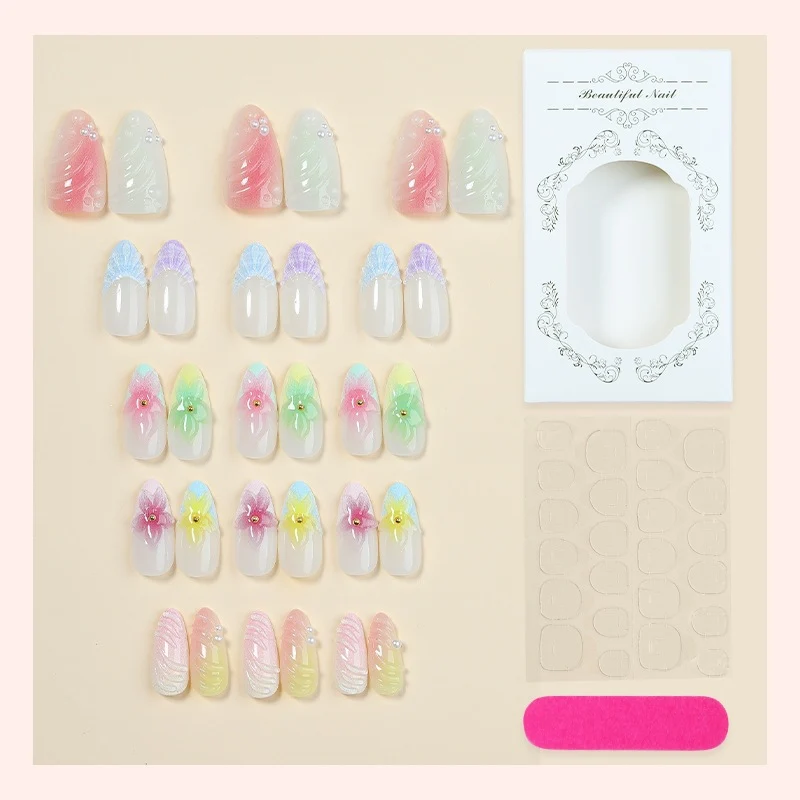 Kunstnagelset mit bunten floralem Design und Glitzerakzenten Karnz