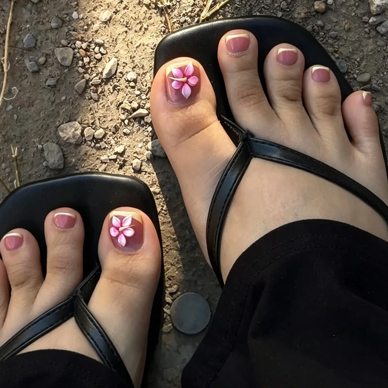 Kunstnagelset mit ausgefallenen Blütenmotiven Karnz