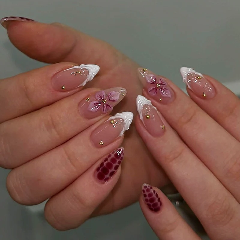 Kunstnagelset mit aufregenden Blumen- und Glitzermotiven Karnz