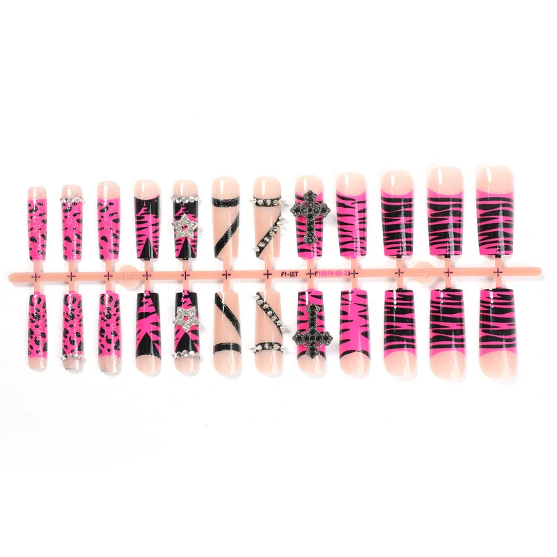Kunstnagelset mit auffälligen Tier- und Glitzermustern Karnz