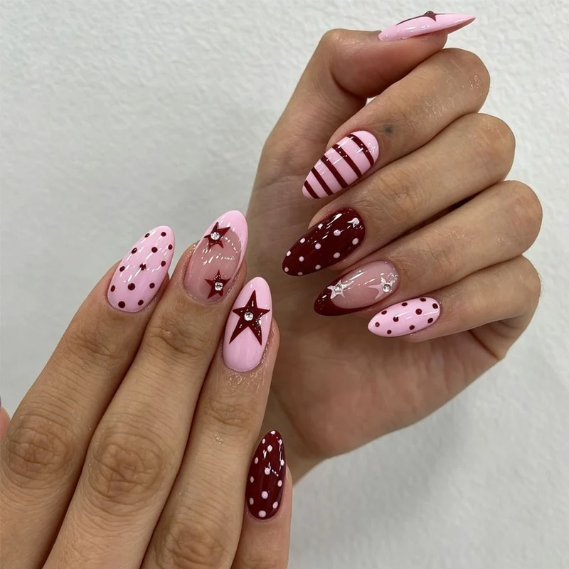 Kunstnagelset mit asymmetrischen Designs und Glitzerakzenten Karnz